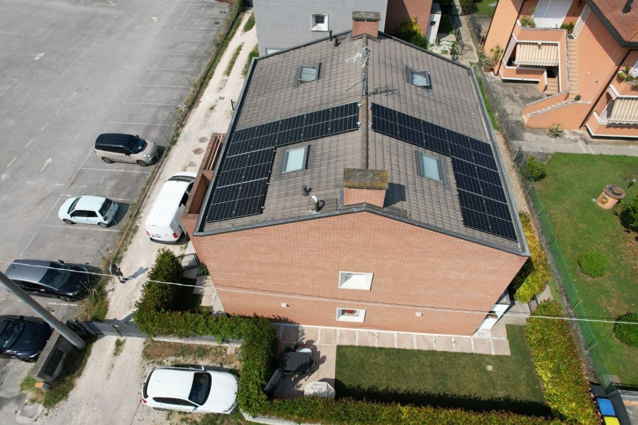 Impianto FV residenziale con inverter Enphase — Veneto